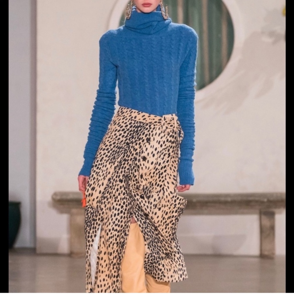 Authentic Jacquemus sweater in size small /36